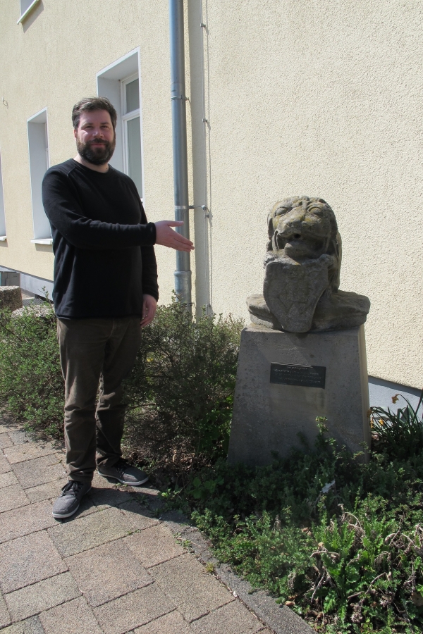 Museumsmitarbeiter Steffen Kienold mit dem historischen Wasserspeier