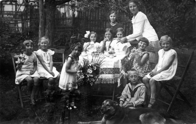 Auch 1928 wusste man schon Kindergeburtstag zu feiern. Hier der Geburtstag von Irmchen Meyer