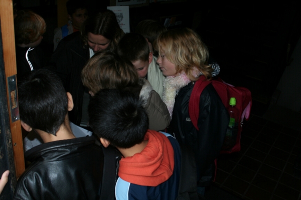 Schülerinnen und Schüler der Grundschule Wolfhagen tragen sich mit ihrer Lehrerin in das Gästebuch des Museums ein.