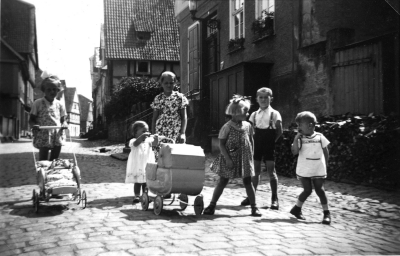 Kinder beim Spielen in der Mittelstraße