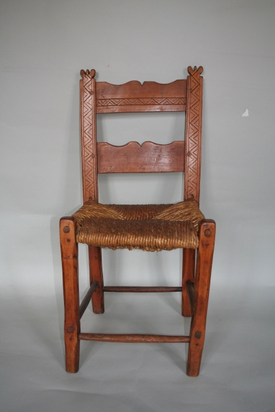 Der Stuhl aus Altenhasungen diente wohl der Braut oder dem Bräutigam als besondere Sitzgelegenheit in der Kirche