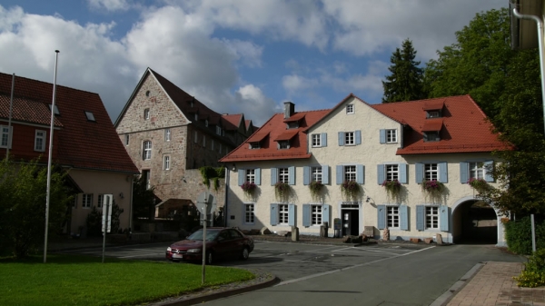 Gesamtansicht des Museumsgeländes, rechts der Alte Renthof, links (angeschnitten) die Zehntscheune. Das Gebäude in der Bildmitte stammt vom Wolfhager Landgrafenschloss und dient heute als Standort der Verwaltung des Kreises Kassel-Land.