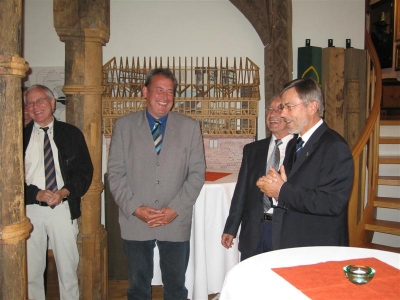 2009 wurde im Museum auch schon mal herzlich gelacht: Herr Klinkhardt, Herr Römer, Herr Schiffner und der Vorsitzende des Museumsvereins, Herr Schröder (v. l. n. r.)
