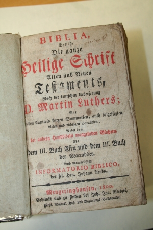  Durch die Jahrhunderte wurde die Bibel nach Martin Luthers Übersetzung publiziert. Hier eine Ausgabe aus der Fürstlich-Waldeckischen Hof- und Regierungs-Buchdruckerei Joh. Jac. Weigel, Mengeringhausen (heute Bad Arolsen) von 1800.