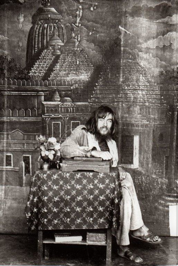 Klaus Albrecht 1972 in Puri (Orissa) am 10.2.1972 aufgenommen im Fotostudio eines lokalen Fotografen. Im Hintergrund ein Bild vom großen Jagannath (Inkarnation von Vischnu) Tempel von Puri.