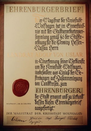 Ehrenbürgerbrief für Adolf von Uslar, der während der Weimarer Republik Landrat in Wolfhagen war. 