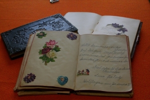 Das Album von Elise Urhahn (?) aus den Jahren 1858/59 (links), im Hintergrund das Büchlein von Anna Leister aus der Zeit von 1890-1905 und im Vordergrund das Exemplar von Elisabeth Hardt, in das Familie und Freunde von 1917 bis 1920 ihre Verse eintrugen.