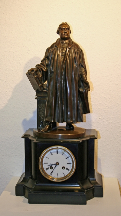 Die Kaminuhr des Pariser Bildhauers Theodore Gechter war ein Geschenk des preußischen Königs Friedrich Wilhelm IV. für seinen Architekten Friedrich August Stüler.   