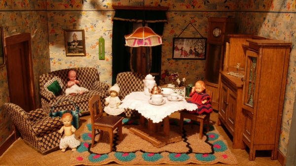 Wohnzimmer einer Puppenstube im Museum