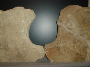 &quot;Seelenloch&quot; des Steinkammergrabes aus Altendorf im Regionalmuseum Wolfhager Land